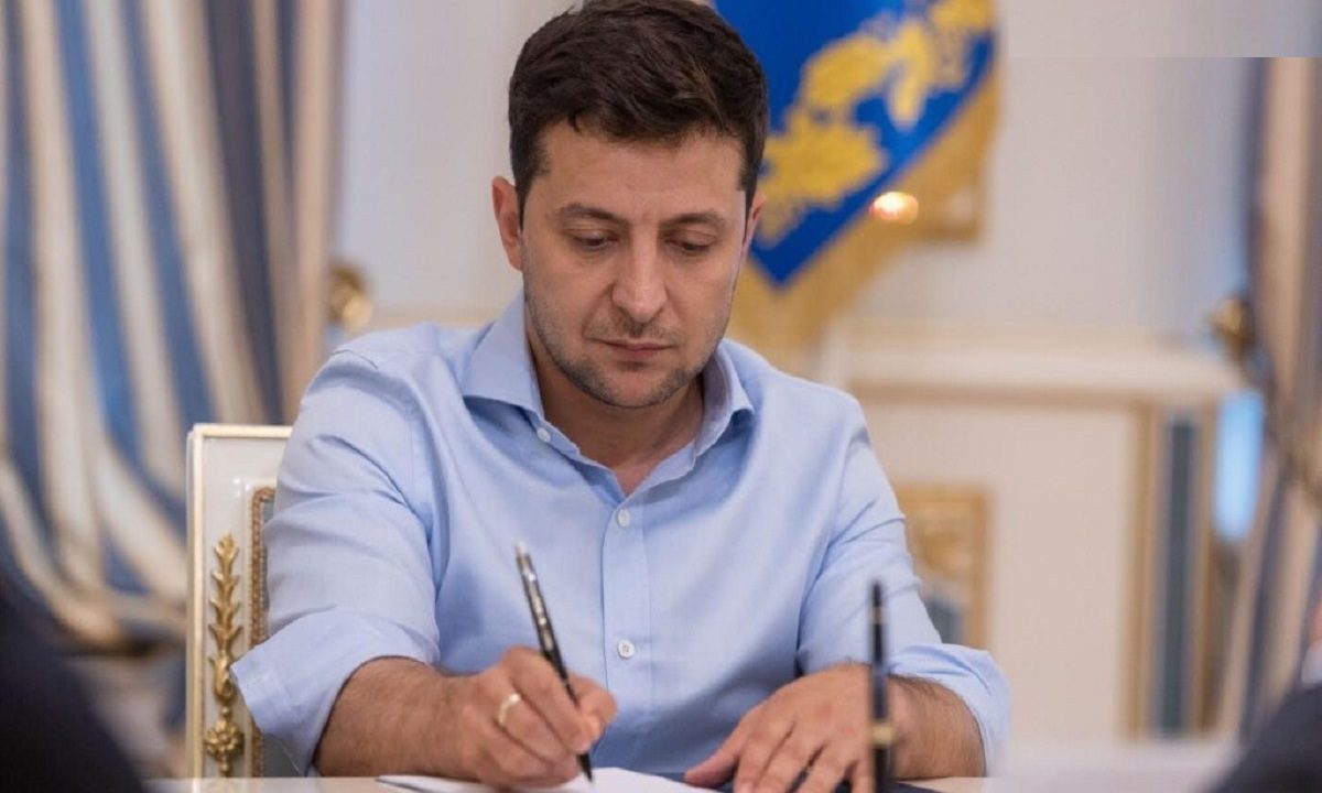 Ο Ζελένσκι βλέπει προδότες, συνωμοσίες και απολύει κόσμο