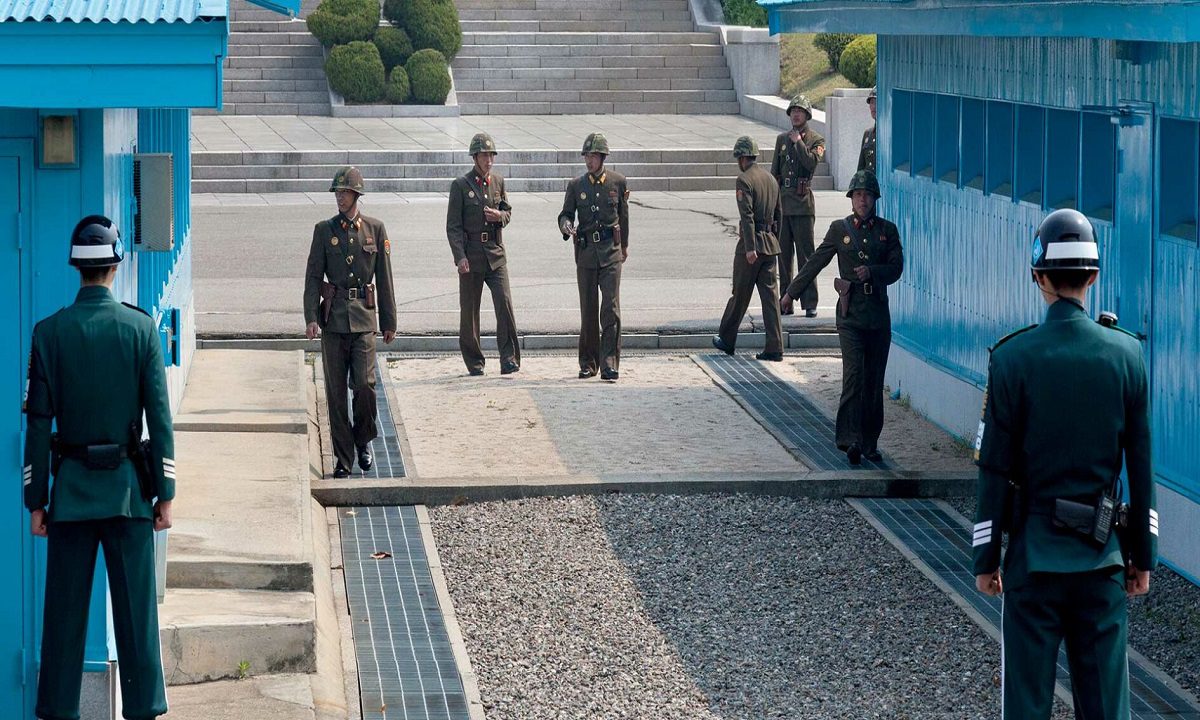 Η DMZ ή αλλιώς Αποστρατικοποιημένη Ζώνη είναι μια λωρίδα γης που διασχίζει την χερσόνησο της Κορέας στα βόρεια του 38ου παραλλήλου.