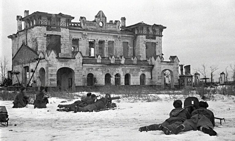 Η πολιορκία του Λένινγκραντ θεωρείται η πιο αιματηρή μάχη στο σύγχρονο κόσμο αφού υπολογίζεται ότι άφησε πίσω της εκατομμύρια νεκρούς.