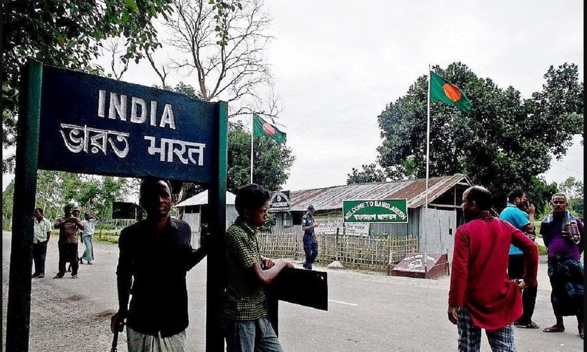 Τα σύνορα ανάμεσα στην Ινδία και το Μπαγκλαντές, τοπικά γνωστά ως Διεθνή Σύνορα (IB), είναι ένα διεθνές σύνορο που εκτείνεται μεταξύ των δύο χωρών.