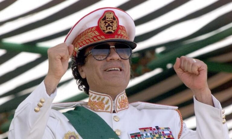 Ο Μουαμάρ Καντάφι ήταν Λίβυος πολιτικός κι επαναστάτης καθώς επίσης και de facto ηγέτης της χώρας από το 1969 ως και το 2011.
