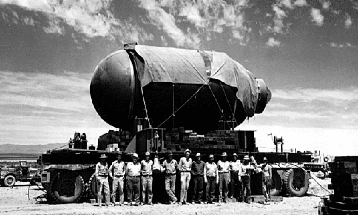 Το Manhattan Project ήταν μια επιχείρηση έρευνας και ανάπτυξης κατά τη διάρκεια του Β' Παγκοσμίου Πολέμου που παρήγαγε τα πρώτα πυρηνικά όπλα.