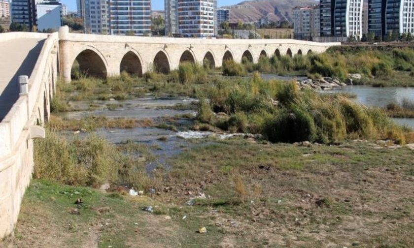 «Ο μακρύτερος ποταμός της Τουρκίας, ονόματι Κιζιλμάρκ» μετατράπηκε σε... λιβάδι, το τοπίο τρόμαξε τους πάντες», αναφέρεται στην Τουρκία.