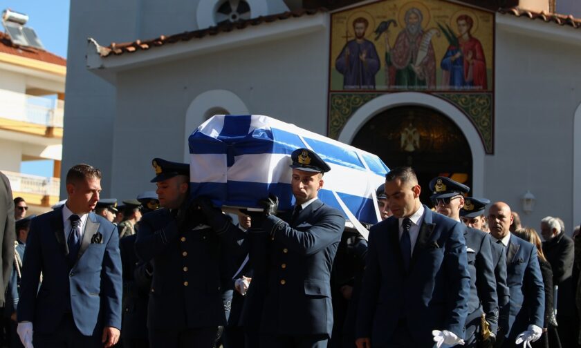 Μάριος Μιχαήλ Τουρούτσικας: Σπαρακτικές στιγμές κατά την κηδεία του 29χρονου υποσμηναγού που σκοτώθηκε κατά την πτώση του Φάντομ.