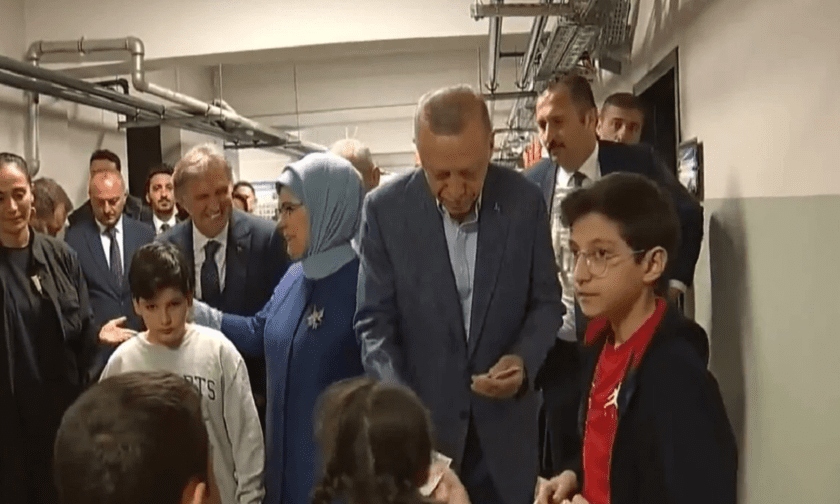 Τουρκία: Ο Ρετζέπ Ταγίπ Ερντογάν μοίρασε... τουρκικές λίρες σε παιδάκια στο γυμνάσιο της Κωνσταντινούπολης όπου ψήφισε.