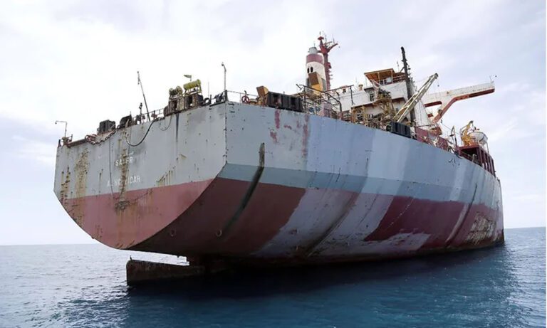 Αυτή την εβδομάδα, τα Ηνωμένα Έθνη ξεκίνησαν επίσημα δράσεις για την πρόληψη μιας οικολογικής καταστροφής στην Ερυθρά Θάλασσα. Όλα αυτά οφείλονται σε ένα πλοίο σχεδόν μισού αιώνα με περίπου 1,14 εκατομμύρια βαρέλια πετρελαίου επί του σκάφους, το οποίο βρίσκεται στα ανοικτά των ακτών της Υεμένης.