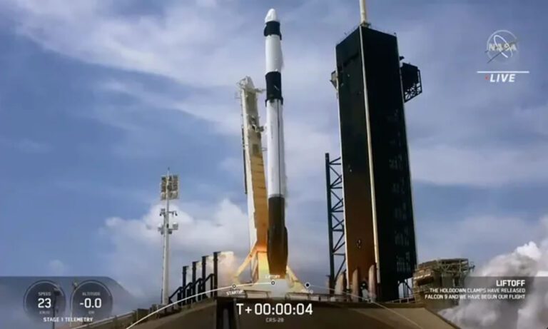 Ο Έλον Μασκ έχει λόγους να είναι περήφανος - η SpaceX εκτόξευσε άλλη μια κάψουλα φορτίου στον ουρανό.