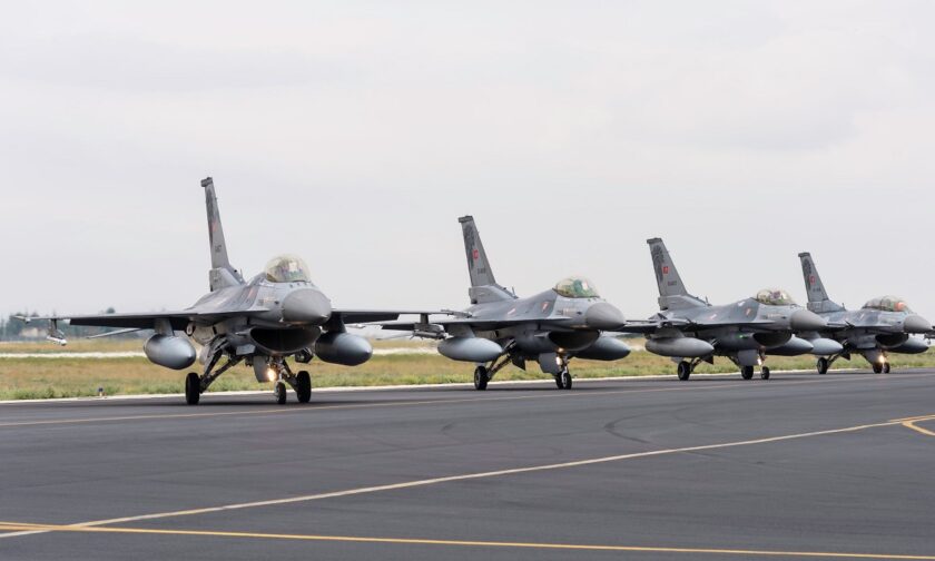 Τουρκία: Τα F-16 αποτελούν την «καυτή πατάτα» της νέας κυβέρνησης Ερντογάν, με την ανησυχία από το σενάριο να μην τα παραλάβει πριν το 2027 να είναι μεγάλη! Οι παρασκηνιακές διαδικασίες ανάμεσα στην Άγκυρα και την Ουάσιγκτον βρίσκονται σε εξέλιξη, με την τουρκική κυβέρνηση να αναζητά εναγωνίως λύση. Μάλιστα, το συγκεκριμένο ζήτημα βρέθηκε στην ατζέντα της πέμπτης συνάντησης Τουρκίας-ΗΠΑ στο πλαίσιο του διαλόγου για τον στρατηγικό μηχανισμό, όπου παράλληλα συζητήθηκαν οι διμερείς σχέσεις, η Ανατολική Μεσόγειος, ο Ρωσο-ουκρανικός πόλεμος και άλλα περιφερειακά θέματα. Ημερομηνία σταθμός για την τύχη του τουρκικού αιτήματος θεωρείται η Σύνοδος Κορυφής του ΝΑΤΟ που θα πραγματοποιηθεί στο Βίλνιους στις 11 και 12 Ιουλίου αν και ουσιαστικές εξελίξεις δεν αναμένονται πριν το τέλος του έτους. Από 'κει και πέρα, η Τουρκική Δημοκρατία και οι Ηνωμένες Πολιτείες επανέλαβαν τη δέσμευσή τους να εμβαθύνουν περαιτέρω την ισχυρή συνεργασία τους σε όλους τους τομείς αμοιβαίου ενδιαφέροντος. Δεσμεύτηκαν να επεκτείνουν και να εντείνουν τις διμερείς διαβουλεύσεις πολιτικής, άμυνας και ασφάλειας σε όλα τα επίπεδα και να ενισχύσουν τη συνολική τους εταιρική σχέση σύμφωνα με τα στρατηγικά συμφέροντα και των δύο χωρών. Συμφώνησαν ότι η συνεργασία Τουρκίας-ΗΠΑ στον τομέα της άμυνας και της ασφάλειας συμβάλλει στην περιφερειακή ειρήνη και συζήτησαν την πρόοδο στο αίτημα της Τουρκίας για τον εκσυγχρονισμό του στόλου των F-16.