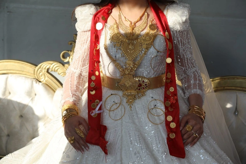 Toυρκία: Η νύφη δεν μπορούσε να κουβαλήσει το χρυσό που της έβαλαν στο νυφικό στο γάμο 
