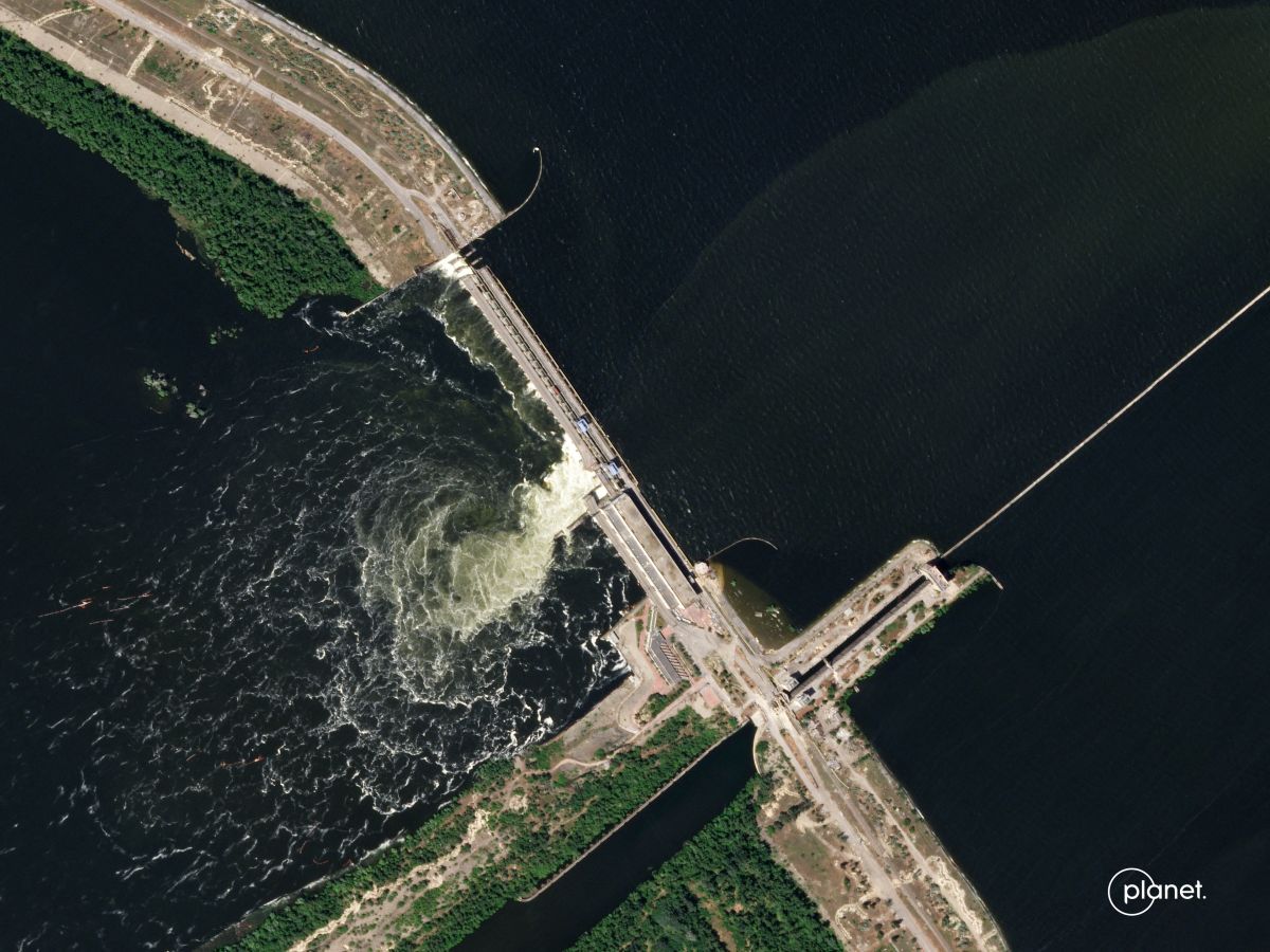 Δορυφόροι που περιφέρονται σε τροχιά από πάνω έπιασαν συγκλονιστικές όψεις της καταστροφής την Τρίτη, αποκαλύπτοντας την έκταση της πλημμύρας και τις ζημιές στο φράγμα Kakhovka κατά μήκος του ποταμού Dnipro