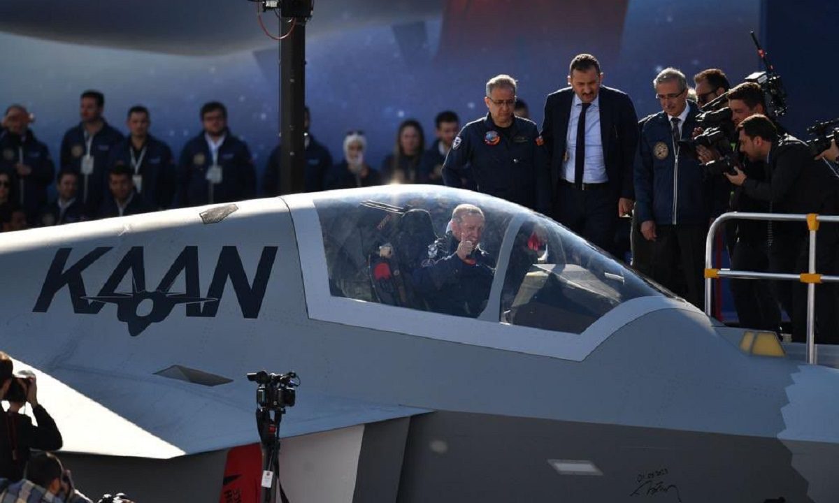 Η «ψυχρολουσία» από τον Μενέντεζ στην Τουρκία για τα F-16 αναγκάζει τον Ερντογάν να φέρει στο προσκήνιο το τουρκικό μαχητικό KAAN.