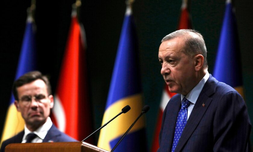 Η Τουρκία δεν θα άρει την αντίθεσή της στην ένταξη της Σουηδίας στο ΝΑΤΟ, «εκτός εάν σταματήσει να φιλοξενεί τρομοκράτες», δήλωσε ο Ερντογάν.