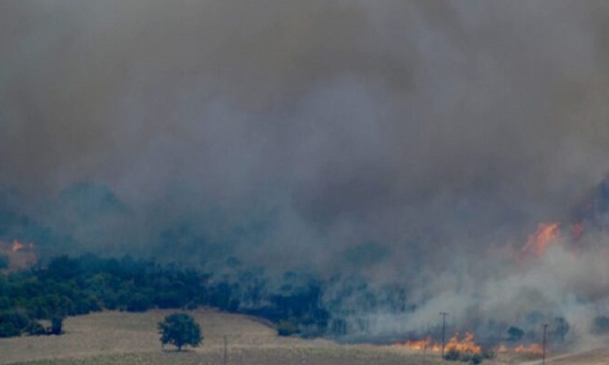 Φωτιά - Εβρος: Μετακινούν πυρομαχικά αρμάτων για να μην ανατιναχθούν