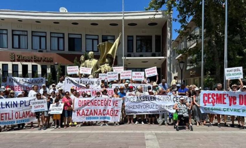 Πώς το ελληνικό κίνημα της πετσέτας κέρδισε και στη Σμύρνη - Τι έκαναν οι Τούρκοι Το ελληνικό κίνημα της πετσέτας κέρδισε και τους Τούρκους στη Σμύρνη, με το πρώτο βήμα να γίνεται στο Τσεσμέ. «Οι κάτοικοι της περιοχής, που αντιτάχθηκαν στην επιχείρηση παραλίας στον κόλπο Γκιουτσλουτσέκ (Güçlücek), που βρίσκεται στην περιοχή Τσεσμέ της Σμύρνης, ανέλαβαν δράση για να ακυρώσουν τον διαγωνισμό. Το "Κίνημα Πετσέτας", που ξεκίνησε στην Ελλάδα τις προηγούμενες μέρες ενάντια στην κυριαρχία των ξαπλώστρων από τις επιχειρήσεις στις παραλίες, έχει εξαπλωθεί και από τη γείτονα στην Τουρκία», αναφέρουν τουρκικά δημοσιεύματα. Ο κόλπος Γκιουτσλουτσέκ, που βρίσκεται στην περιοχή Τσεσμέ της Σμύρνης, προκηρύχθηκε σε διαγωνισμό για εκμετάλλευση παραλίας από το Υπουργείο Περιβάλλοντος, Αστικοποίησης και Κλιματικής Αλλαγής Γενική Διεύθυνση Προστασίας Φυσικών Πόρων τον περασμένο μήνα. Η GÜDODER, η οποία ιδρύθηκε το 2017 για την προστασία του κόλπου, συμμετείχε στον διαγωνισμό και υπέβαλε την υψηλότερη προσφορά των 56 εκατομμυρίων τουρκικών λιρών. Αποφασίζοντας ότι τα χρήματα είναι ένα ποσό που δεν μπορεί να πληρωθεί, ο σύλλογος συνεχίζει τον αγώνα για την ακύρωση του διαγωνισμού. Η ομάδα που αποτελείται από την GÜDODER και άλλες μη κυβερνητικές οργανώσεις συγκεντρώθηκε στο κέντρο του Τσεσμέ και πραγματοποίησε πορεία διαμαρτυρίας. Η Πρόεδρος του Διοικητικού Συμβουλίου της GÜDODER, δικηγόρος Σεχέρ Γκατσάρ, δήλωσε αποφασισμένη να προστατευτεί ο τουρκικός κόλπος «και να προστατεύσουμε τα δικαιώματά μας που μας παρέχει το σύνταγμα». «Η έλλειψη μνήμης είναι πρόβλημα», σημείωσε. Το 2017 ο κόλπος μισθώθηκε σε μια επιχείρηση από το τουρκικό Υπουργείο Περιβάλλοντος η οποία έκανε βαριές επεμβάσεις στο περιβάλλον. Το τουρκικό κράτος παρέχει στο κοινό έκταση 870 τετραγωνικά μέτρων, σε μία συνολική έκταση 3 χιλιάδων τετραγωνικών μέτρων. «Όπως δεν υπάρχει ορισμός δημόσιου δάσους, δημόσιας λίμνης ή δημόσιου ποταμού, δεν μπορεί να υπάρξει ορισμός δημόσιας παραλίας. Δεν υπάρχει ορισμός ή διάκριση ως δημόσια παραλία. Όλες οι παραλίες ανήκουν στους ανθρώπους», σημείωσε η Γκατσάρ. «Ως πολίτες θέλουμε τα δικαιώματά μας που απορρέουν από το κοινωνικό συμβόλαιο που έχουμε κάνει με το κράτος και θέλουμε αυτό που μας ανήκει να μείνει μαζί μας», κατέληξε.