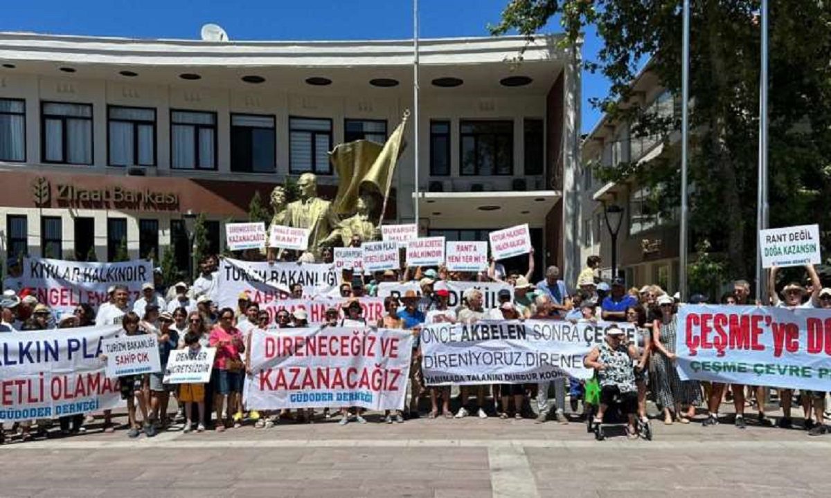 Πώς το ελληνικό κίνημα της πετσέτας κέρδισε και στη Σμύρνη - Τι έκαναν οι Τούρκοι Το ελληνικό κίνημα της πετσέτας κέρδισε και τους Τούρκους στη Σμύρνη, με το πρώτο βήμα να γίνεται στο Τσεσμέ. «Οι κάτοικοι της περιοχής, που αντιτάχθηκαν στην επιχείρηση παραλίας στον κόλπο Γκιουτσλουτσέκ (Güçlücek), που βρίσκεται στην περιοχή Τσεσμέ της Σμύρνης, ανέλαβαν δράση για να ακυρώσουν τον διαγωνισμό. Το "Κίνημα Πετσέτας", που ξεκίνησε στην Ελλάδα τις προηγούμενες μέρες ενάντια στην κυριαρχία των ξαπλώστρων από τις επιχειρήσεις στις παραλίες, έχει εξαπλωθεί και από τη γείτονα στην Τουρκία», αναφέρουν τουρκικά δημοσιεύματα. Ο κόλπος Γκιουτσλουτσέκ, που βρίσκεται στην περιοχή Τσεσμέ της Σμύρνης, προκηρύχθηκε σε διαγωνισμό για εκμετάλλευση παραλίας από το Υπουργείο Περιβάλλοντος, Αστικοποίησης και Κλιματικής Αλλαγής Γενική Διεύθυνση Προστασίας Φυσικών Πόρων τον περασμένο μήνα. Η GÜDODER, η οποία ιδρύθηκε το 2017 για την προστασία του κόλπου, συμμετείχε στον διαγωνισμό και υπέβαλε την υψηλότερη προσφορά των 56 εκατομμυρίων τουρκικών λιρών. Αποφασίζοντας ότι τα χρήματα είναι ένα ποσό που δεν μπορεί να πληρωθεί, ο σύλλογος συνεχίζει τον αγώνα για την ακύρωση του διαγωνισμού. Η ομάδα που αποτελείται από την GÜDODER και άλλες μη κυβερνητικές οργανώσεις συγκεντρώθηκε στο κέντρο του Τσεσμέ και πραγματοποίησε πορεία διαμαρτυρίας. Η Πρόεδρος του Διοικητικού Συμβουλίου της GÜDODER, δικηγόρος Σεχέρ Γκατσάρ, δήλωσε αποφασισμένη να προστατευτεί ο τουρκικός κόλπος «και να προστατεύσουμε τα δικαιώματά μας που μας παρέχει το σύνταγμα». «Η έλλειψη μνήμης είναι πρόβλημα», σημείωσε. Το 2017 ο κόλπος μισθώθηκε σε μια επιχείρηση από το τουρκικό Υπουργείο Περιβάλλοντος η οποία έκανε βαριές επεμβάσεις στο περιβάλλον. Το τουρκικό κράτος παρέχει στο κοινό έκταση 870 τετραγωνικά μέτρων, σε μία συνολική έκταση 3 χιλιάδων τετραγωνικών μέτρων. «Όπως δεν υπάρχει ορισμός δημόσιου δάσους, δημόσιας λίμνης ή δημόσιου ποταμού, δεν μπορεί να υπάρξει ορισμός δημόσιας παραλίας. Δεν υπάρχει ορισμός ή διάκριση ως δημόσια παραλία. Όλες οι παραλίες ανήκουν στους ανθρώπους», σημείωσε η Γκατσάρ. «Ως πολίτες θέλουμε τα δικαιώματά μας που απορρέουν από το κοινωνικό συμβόλαιο που έχουμε κάνει με το κράτος και θέλουμε αυτό που μας ανήκει να μείνει μαζί μας», κατέληξε.