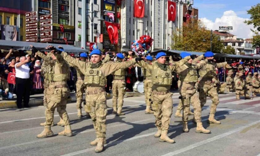 Τουρκία: Η μονάδα καταδρομών διαδήλωσε με τα τουφέκια της και χόρεψε «ζεϊμπέκικο από το Αιγαίο»
