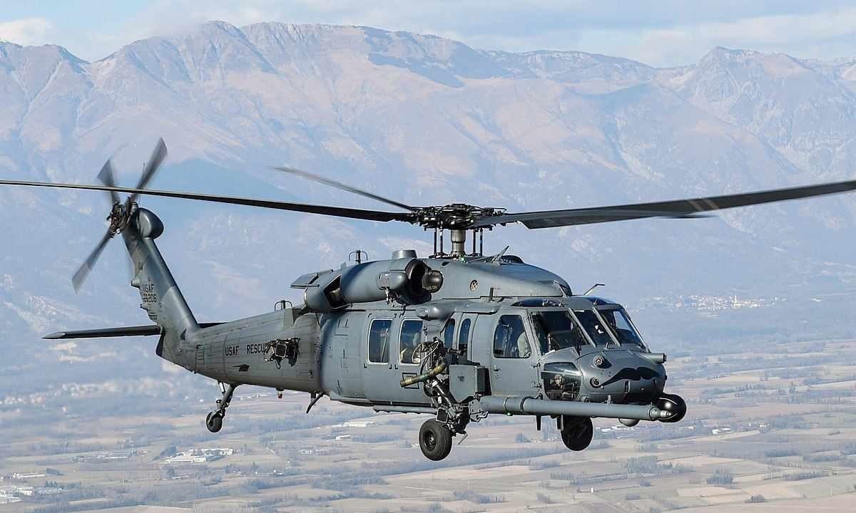 Ελικόπτερο Black Hawk στοχοποιείται από εχθρικό αντιαεροπορικό βλημα, με αποτέλεσμα να απομακρυνθεί και να εκτοξεύσει Flares.