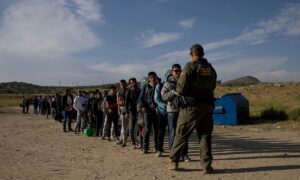 Δημοσίευμα του CBS κάνει λόγο για... μετεγκατάσταση μεταναστών από τη Λατινική Αμερική σε Ελλάδα και Ιταλία - Τι πραγματικά συμβαίνει;