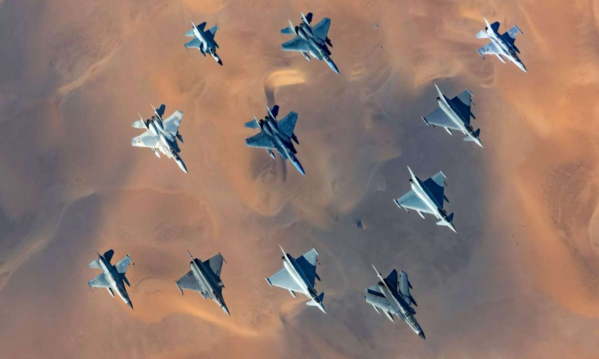 Με δεκάδες μαχητικά F-15 και Typhoon, η Σαουδική Αραβία επενδύει διαρκώς στην ενίσχυση της πολεμικής της αεροπορίας.