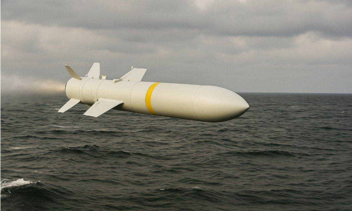 Η Ελλάδα ενισχύει την αποτροπή με το νέο AGM-84L Block.2 Harpoon – προηγμένο βλήμα για πλήγματα κατά πλοίων και παράκτιων στόχων.
