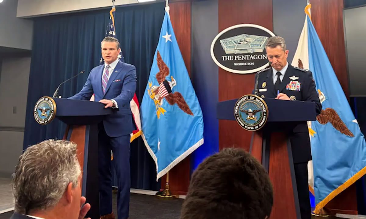 Ο Υπουργός Άμυνας Pete Hegseth και ο Πρόεδρος του Κοινού Επιτελείου Στρατηγός Dan Caine μιλούν κατά τη διάρκεια συνέντευξης Τύπου στο Πεντάγωνο στις 26 Ιουνίου 2025.
