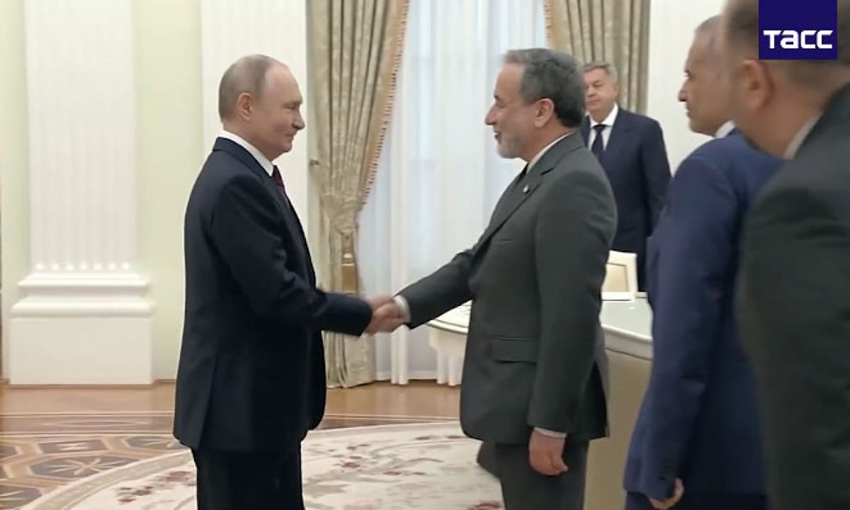 ο Ρώσος Πρόεδρος Βλαντίμιρ Πούτιν υποδέχθηκε τον Ιρανό Υπουργό Εξωτερικών Αμπάς Αραγτσί