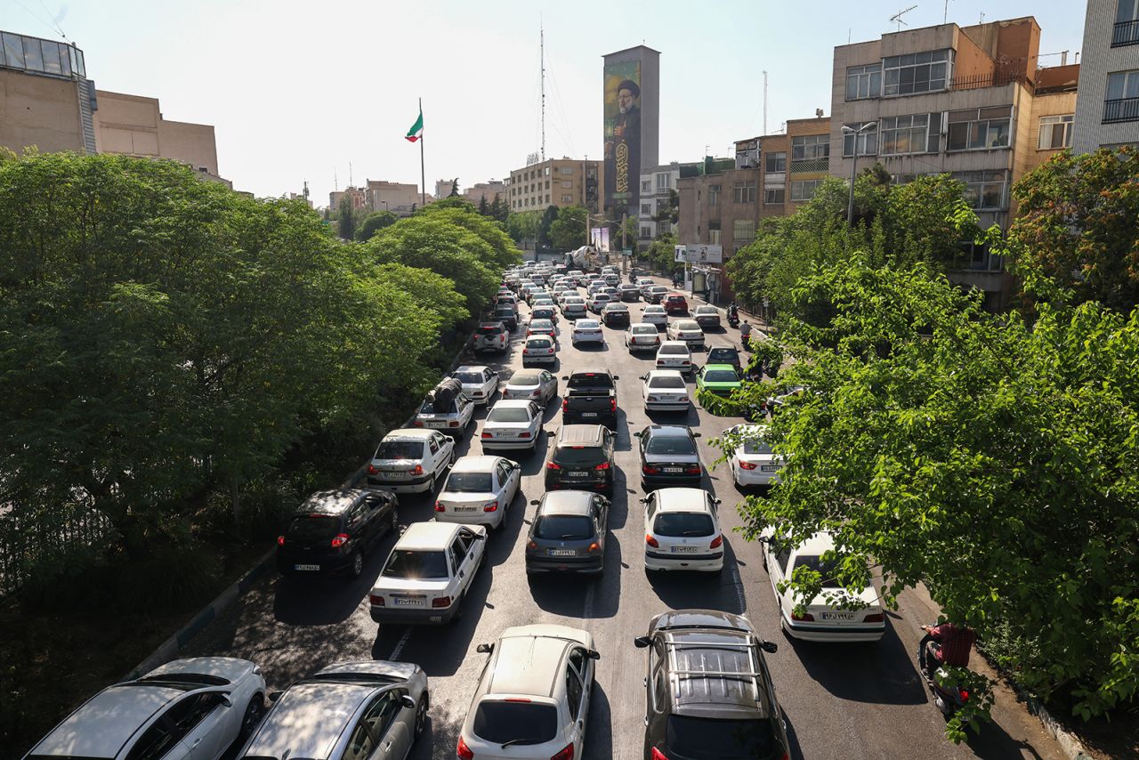 Οχήματα κολλημένα στην κυκλοφορία καθώς οι άνθρωποι βγαίνουν από την Τεχεράνη την Κυριακή. Atta Kenare/AFP/Getty Images