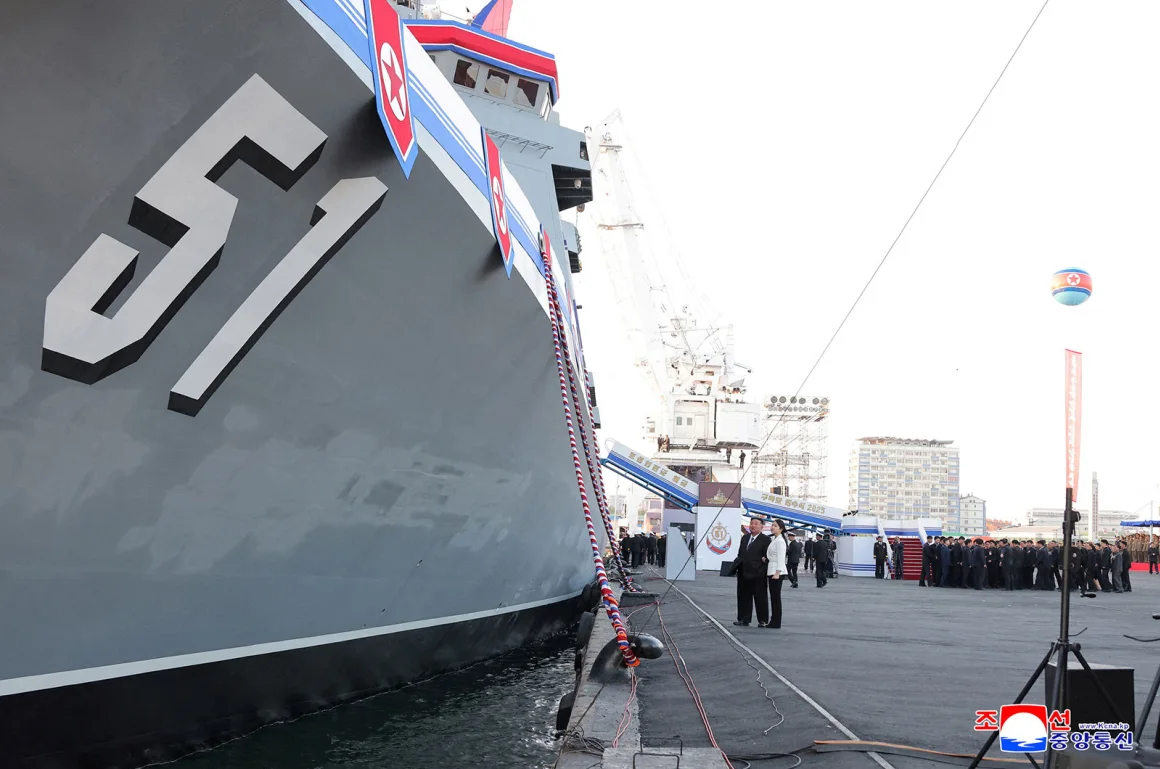 Ο ηγέτης της Βόρειας Κορέας Κιμ Γιονγκ Ουν, συνοδευόμενος από την κόρη του Κιμ Τζου Άε, παρευρίσκεται σε τελετή για την καθέλκυση ενός «νέου αντιτορπιλικού πολλαπλών χρήσεων», στο Νάμπο της Βόρειας Κορέας, σε αυτή τη φωτογραφία που δημοσιεύτηκε στις 26 Απριλίου 2025, από το Κεντρικό Πρακτορείο Ειδήσεων της Κορέας KCNA/Reuters