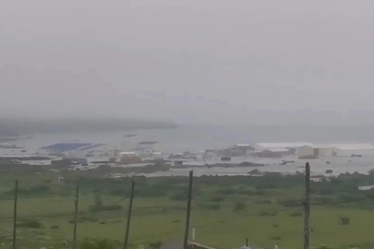 Σε αυτήν την εικόνα που ελήφθη από βίντεο που δημοσίευσε η Γεωφυσική Υπηρεσία της Ρωσικής Ακαδημίας Επιστημών, φαίνονται οι συνέπειες ενός τσουνάμι που έπληξε την παράκτια περιοχή Severo-Kurilsk στο νησί Paramushir των Κουρίλων Νήσων, Ρωσία, την Τετάρτη 30 Ιουλίου 2025.Γεωφυσική Υπηρεσία της Ρωσικής Ακαδημίας Επιστημών μέσω AP