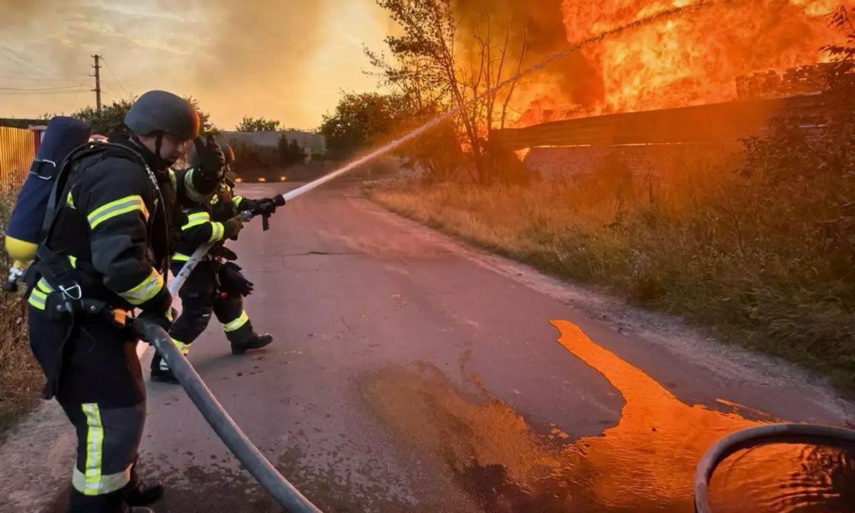 Πυροσβέστες σβήνουν πυρκαγιά μετά από επίθεση ρωσικού drone στην περιοχή του Κιέβου