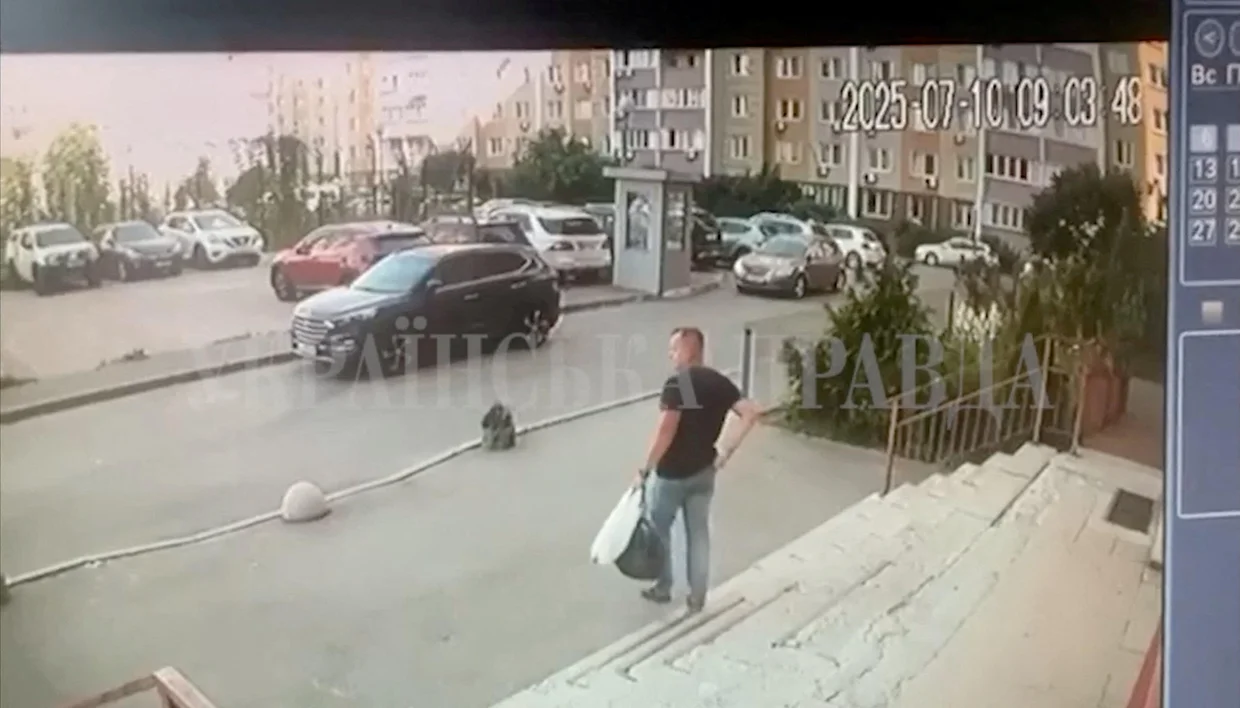 Ένα βίντεο από κλειστό κύκλωμα τηλεόρασης δείχνει έναν αξιωματικό της Υπηρεσίας Ασφαλείας της Ουκρανίας (SBU) να κατεβαίνει τις σκάλες λίγο πριν πυροβοληθεί στο Κίεβο της Ουκρανίας στις 10 Ιουλίου 2025 σε αυτό το στιγμιότυπο οθόνης που ελήφθη από βίντεο στα μέσα κοινωνικής δικτύωσης.Ukrainska Pravda/μέσω REUTERS