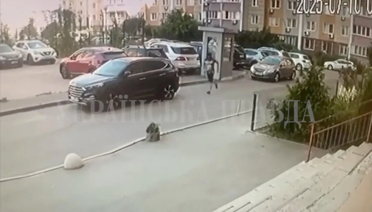 Ένα βίντεο από κλειστό κύκλωμα τηλεόρασης δείχνει τον φερόμενο ως δολοφόνο να τρέχει λίγο μετά τον πυροβολισμό ενός αξιωματικού της Υπηρεσίας Ασφαλείας της Ουκρανίας (SBU) στο Κίεβο της Ουκρανίας στις 10 Ιουλίου 2025 σε αυτό το στιγμιότυπο οθόνης που ελήφθη από βίντεο στα μέσα κοινωνικής δικτύωσης.Ukrainska Pravda/μέσω REUTERS