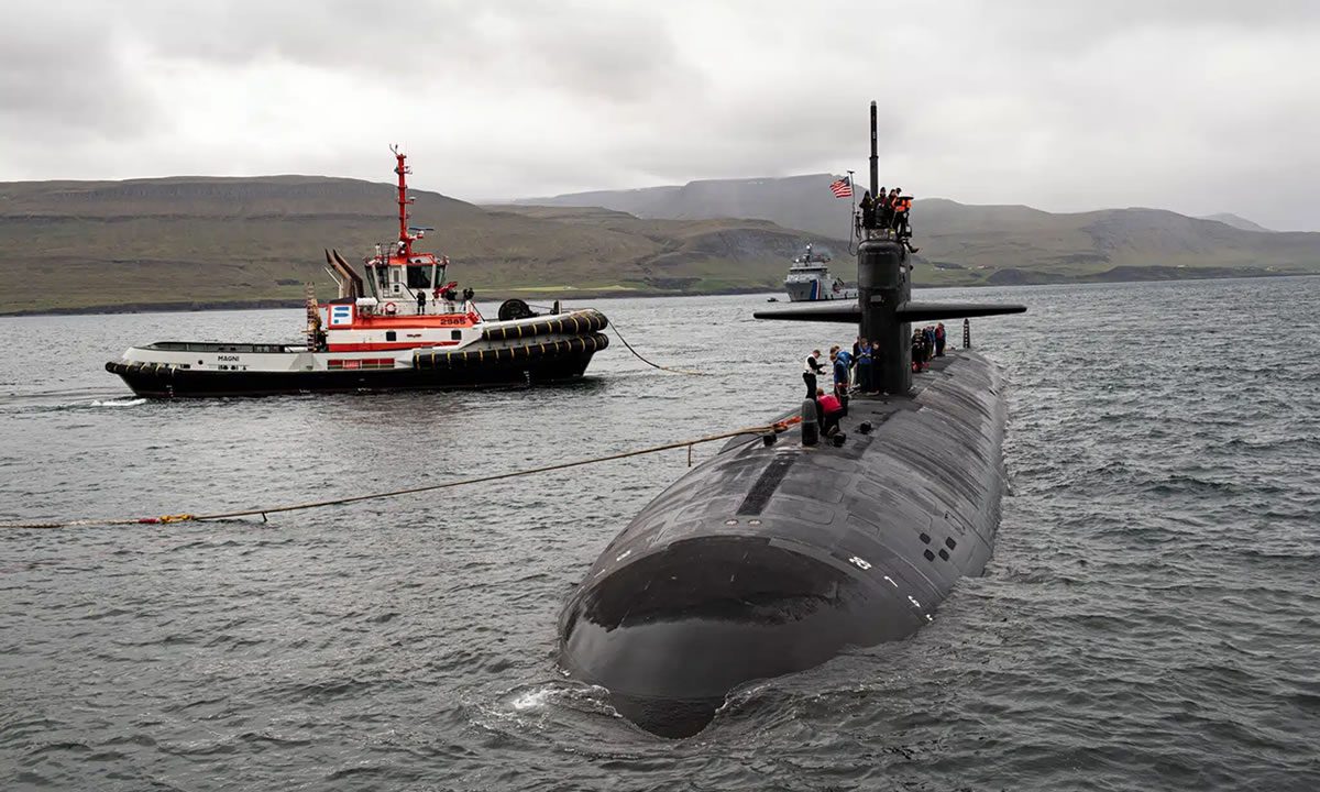 The Los Angeles-class fast-attack submarine USS Newport News (SSN 750) pulled into Reykjavík, Iceland