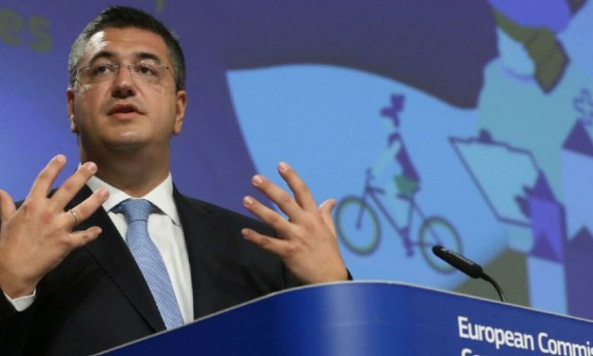 Απόστολος Τζιτζικώστας