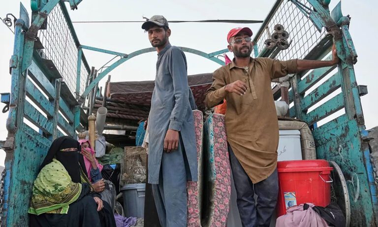 Διεθνή: Μαζικές απελάσεις Αφγανών από το Πακιστάν: Κίνδυνος αποσταθεροποίησης στην Καμπούλ