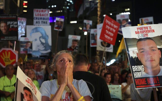 Μια γυναίκα αντιδρά κατά τη διάρκεια διαδήλωσης που διοργάνωσαν οικογένειες και φίλοι Ισραηλινών που κρατούνται όμηροι από τη Χαμάς στη Λωρίδα της Γάζας από το 2023, ζητώντας δράση για την απελευθέρωσή τους στο Τελ Αβίβ στις 17 Αυγούστου 2025. (GIL COHEN-MAGEN / AFP)