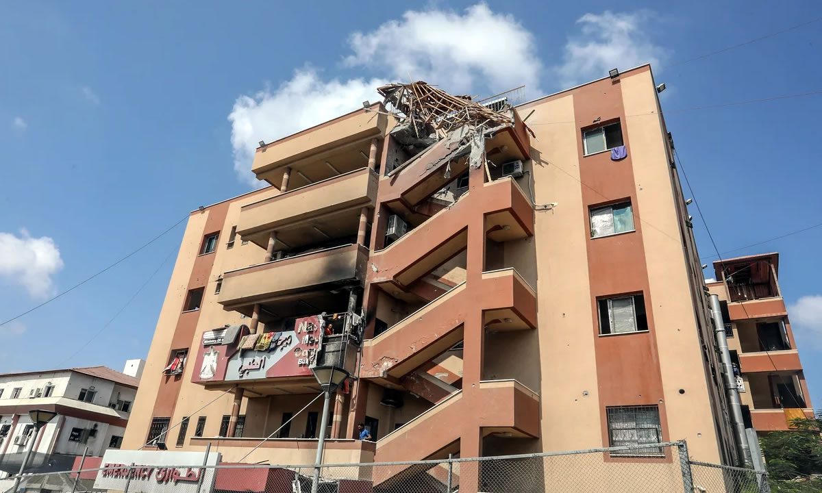 Μια φωτογραφία δείχνει τον τέταρτο όροφο ενός κτιρίου στο Νοσοκομείο Νάσερ που υπέστη ζημιές από ισραηλινή επιδρομή, στο Χαν Γιουνίς, στη νότια Γάζα, στις 25 Αυγούστου 2025. Abed Rahim Khatib/Anadolu/Getty