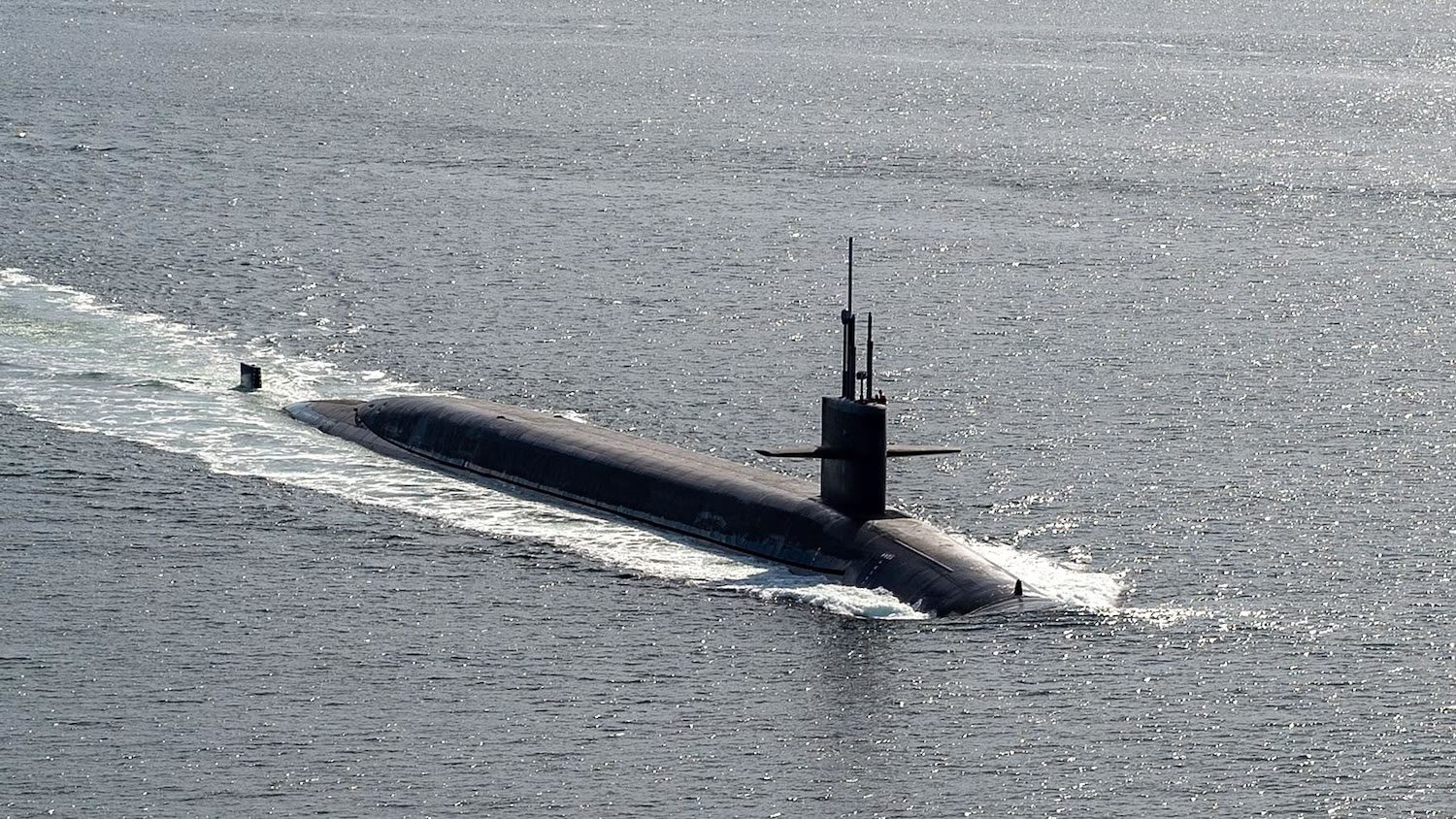 Το υποβρύχιο βαλλιστικών πυραύλων κλάσης Οχάιο USS Maine διέρχεται από τον Puget Sound κατά τη διάρκεια τακτικών επιχειρήσεων, 18 Μαρτίου 2025.Ειδικός Α' Τάξης Ryan Riley/Ναυτικό των ΗΠΑ