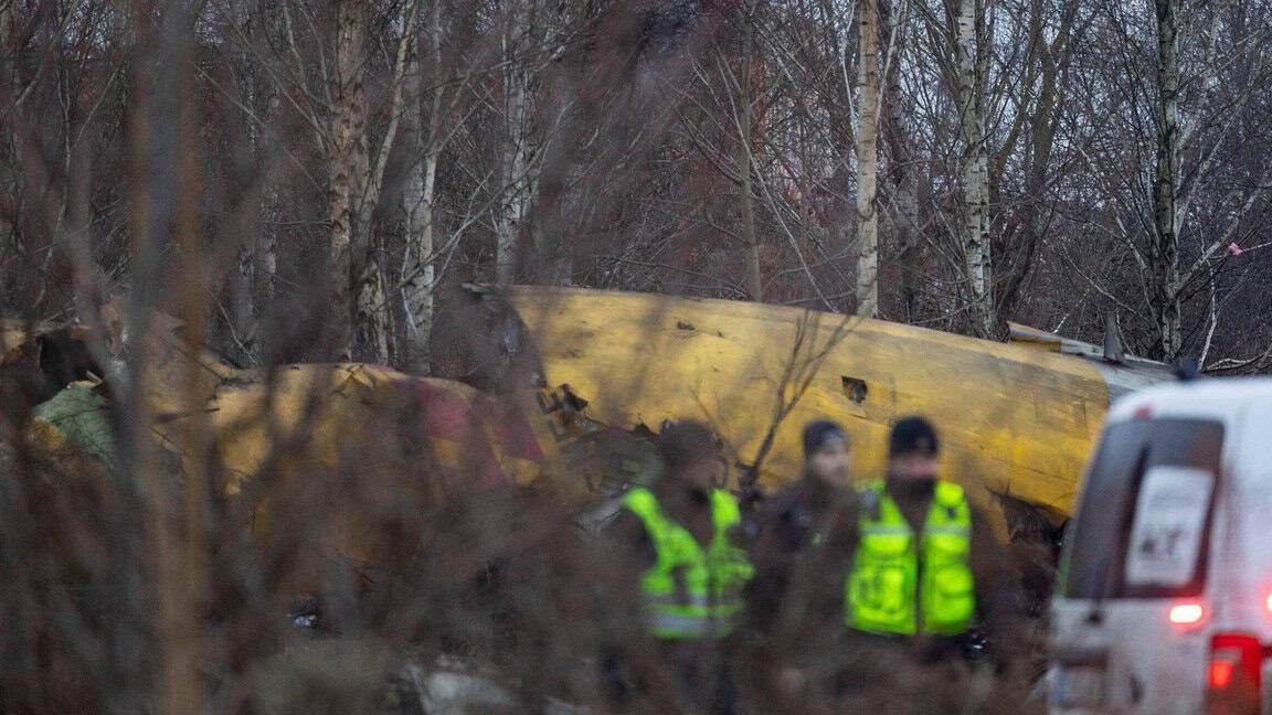 Συντρίμμια του Boeing 737-400 της DHL που συνετρίβη στο Βίλνιους στις 25 Νοεμβρίου 2024. Φωτογραφία: delfi.lv