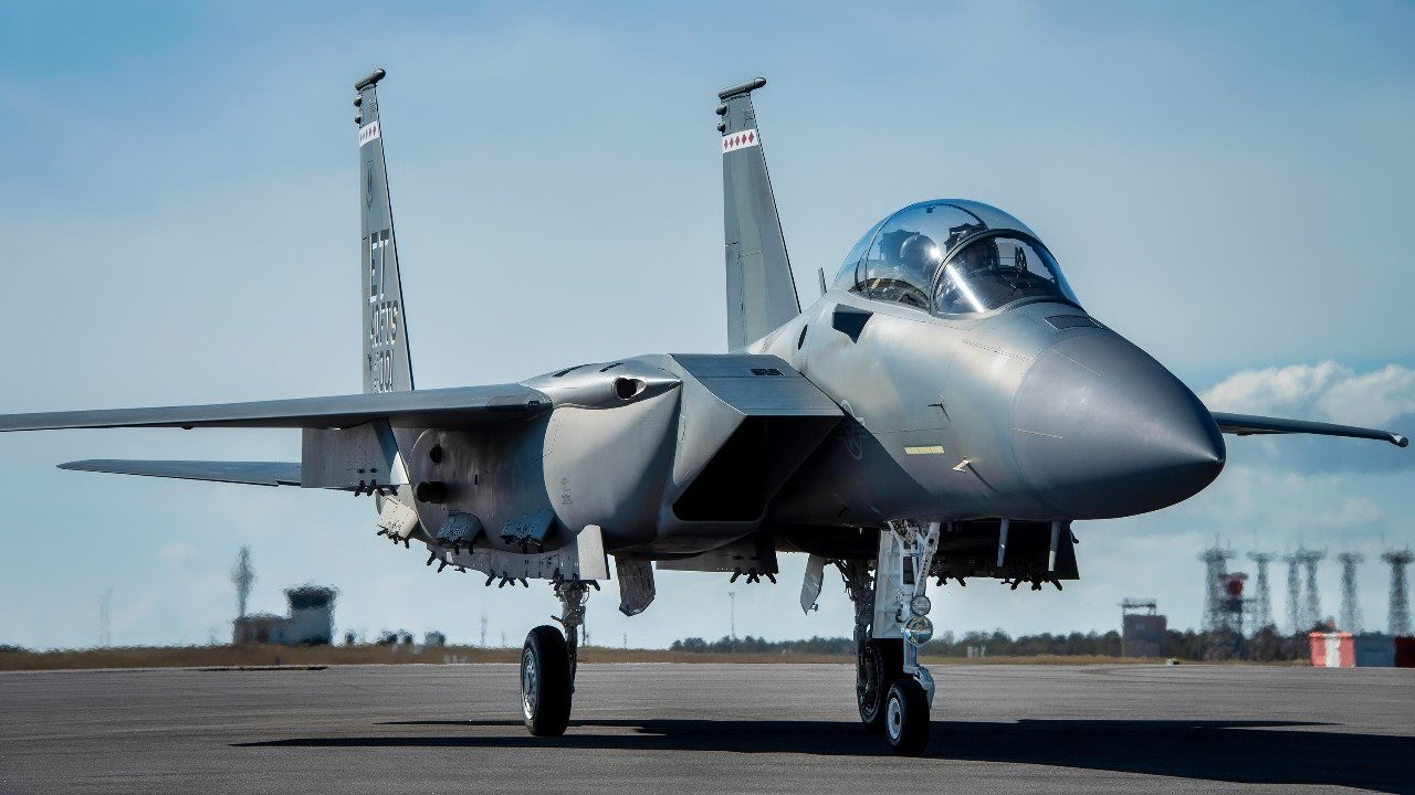 Το F-15EX, το νεότερο μαχητικό αεροσκάφος της Πολεμικής Αεροπορίας, φτάνει στην αεροπορική βάση Eglin της Φλόριντα.(Φωτογραφία Πολεμικής Αεροπορίας των ΗΠΑ/Ilka Cole)