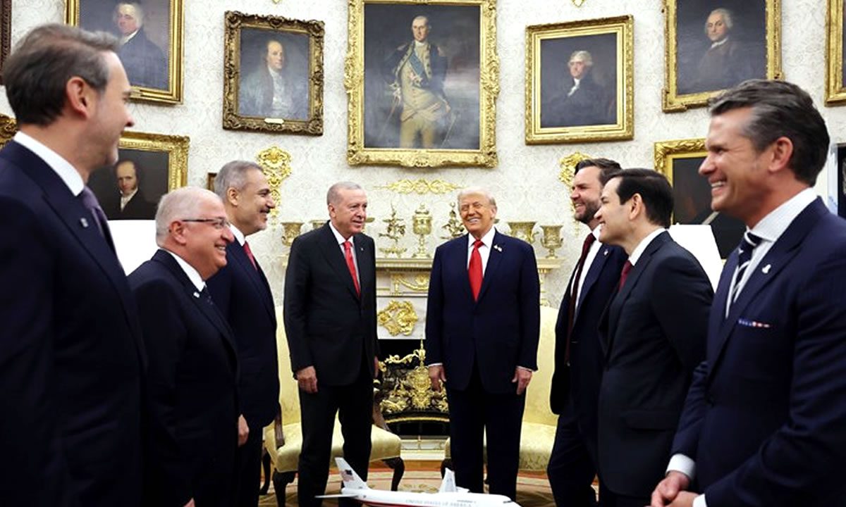 Το ηθικό ήταν υψηλό πριν από τη συνάντηση της 25ης Σεπτεμβρίου στο Οβάλ Γραφείο. Από αριστερά προς τα δεξιά: Ο Υπουργός Ενέργειας Αλπαρσλάν Μπαϊρακτάρ, ο Υπουργός Εθνικής Άμυνας Γιασάρ Γκιουλέρ, ο Υπουργός Εξωτερικών Χακάν Φιντάν, ο Πρόεδρος Ταγίπ Ερντογάν, ο Πρόεδρος των ΗΠΑ Ντόναλντ Τραμπ, ο Αντιπρόεδρος Τζ. Ντ. Βανς, ο Υπουργός Εξωτερικών Μάρκο Ρούμπιο και ο Υπουργός Πολέμου Πιτ Χέγσεθ. (Φωτογραφία: Προεδρία)
