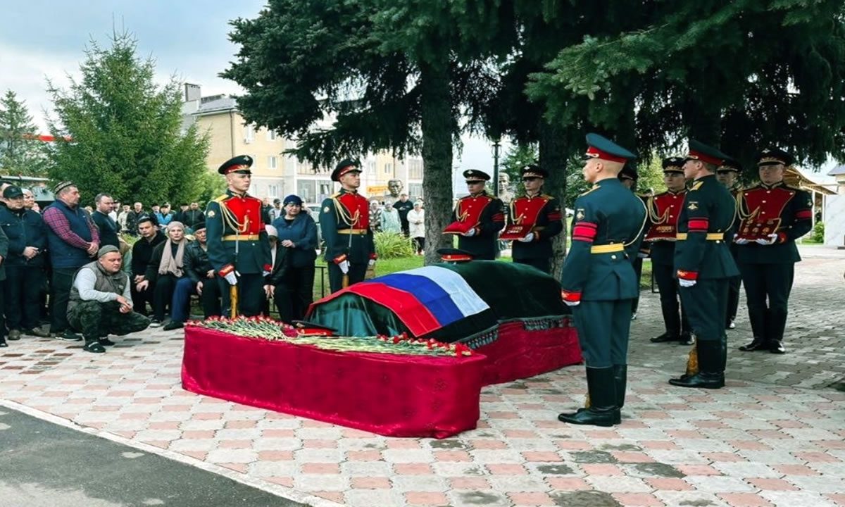 Η ταφή του Ρώσου αξιωματικού Ρουσλάν Σιγκαμπουτντίνοφ. Φωτογραφία: Ρωσικά μέσα κοινωνικής δικτύωσης