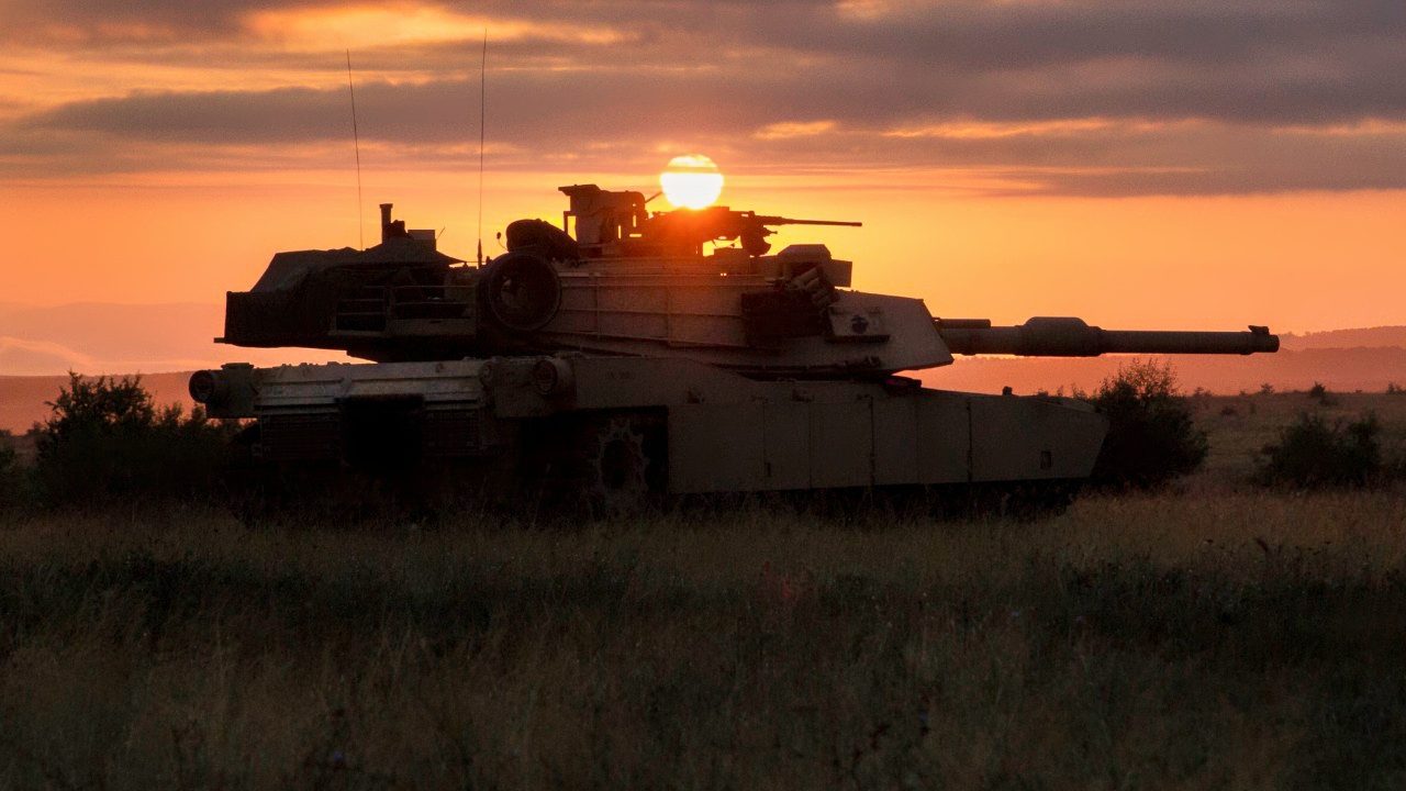 Άρμα μάχης M1 Abrams παρέχει ασφάλεια κατά τη διάρκεια της άσκησης πεδίου της Λόχου Συνδυασμένων Όπλων (Φωτογραφία του Σώματος Πεζοναυτών των ΗΠΑ από τον Cpl. Justin T. Updegraff)