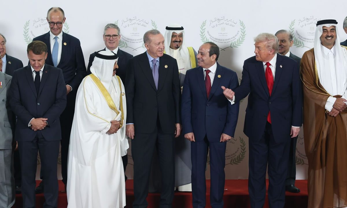 Ο Τραμπ, ο αρχιτέκτονας της Pax Trumpiana, δείχνει στον Ερντογάν την πινακίδα «Τέλος» στη Σύνοδο Κορυφής για την Ειρήνη στο Σαρμ ελ-Σέιχ στην Αίγυπτο.