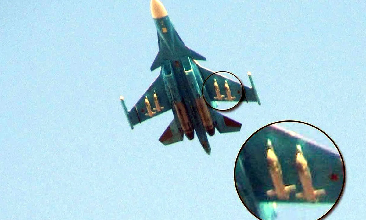 Ρωσικό βομβαρδιστικό Su-34 που μεταφέρει αεροπορικές βόμβες εξοπλισμένες με κιτ UMPK-PD. Φωτογραφία: Ρωσικά μέσα ενημέρωσης
