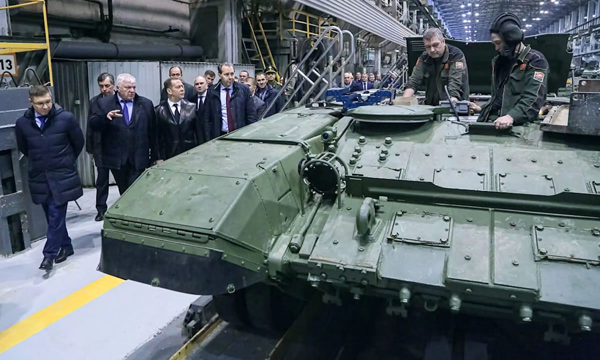 Ο Ντμίτρι Μεντβέντεφ στις εγκαταστάσεις της Ουραλβαγκονζαβόντ κοντά στο κύτος του T-72B3. 2022. Φωτογραφία: Ρωσική κυβέρνηση