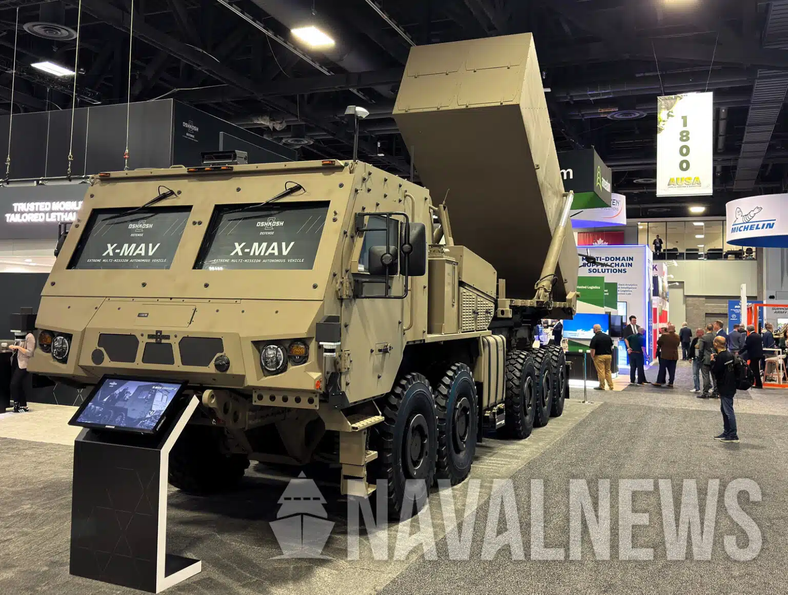 Εκτοξευτής X-MAV Tomahawk στο περίπτερο της Oshkosh Defense στην AUSA 2025