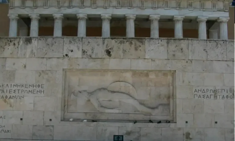 Το μυστικό του Μνημείου του Άγνωστου Στρατιώτη και ο λούστρος