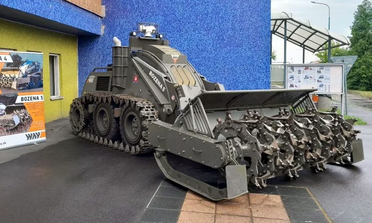 Το μηχάνημα αποναρκοθέτησης Bozena-5 της Way Industries. Ιούλιος 2023. Σλοβακία. Φωτογραφία από τη σελίδα της εταιρείας.