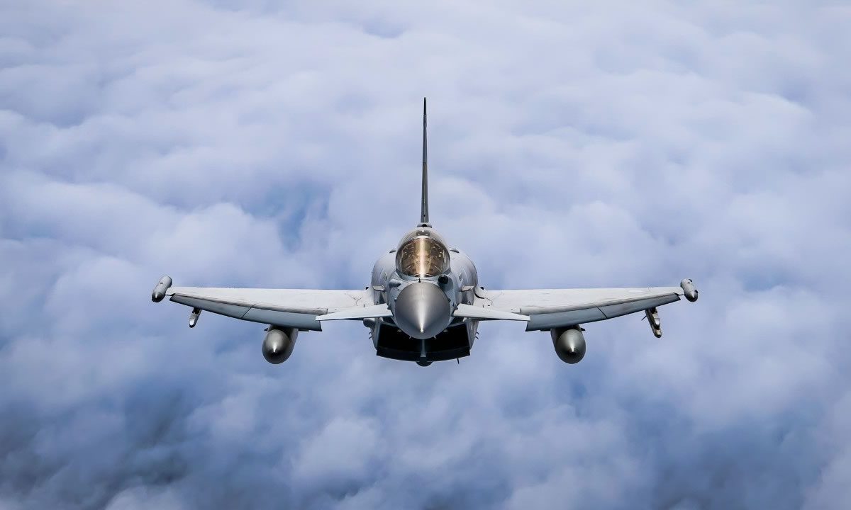 Ένας βρετανικός τυφώνας Eurofighter Typhoon πετάει πάνω από τις χώρες της Βαλτικής στις 25 Μαΐου 2022. Πίστωση εικόνας: ΝΑΤΟ.